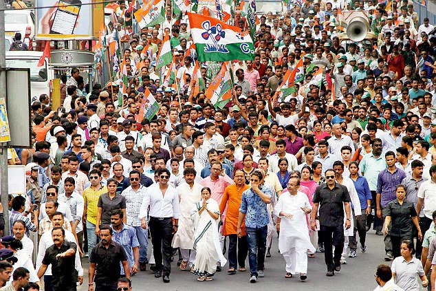 CHAYANDEY18's tweet photo. Why people of #Bengal #SupportDidi🤔🤔!!
#BengalwithDidi 🙄
#Answer 🤗👉👉 @egiye_bangla 
#MamataGovtForPeople ☺ https://t.co/Wjo3geOHnw