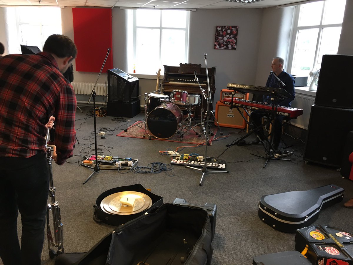 kascarade2010's tweet photo. Getting ready to film some tunes #WorthValleyTelly #Keighley #MintV #newmusicfriday #Kascarade Let's get rockin boyo's xxx https://t.co/itUMn0aJqU
