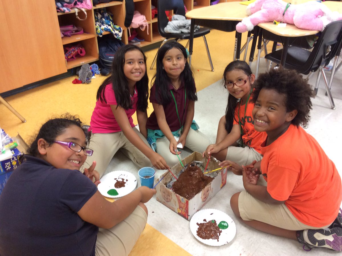 grade2pse's tweet photo. Painting our volcanoes! #ccpssuccess #sciencefair #stemnight @ParksideProud https://t.co/AkP3UP3cWu