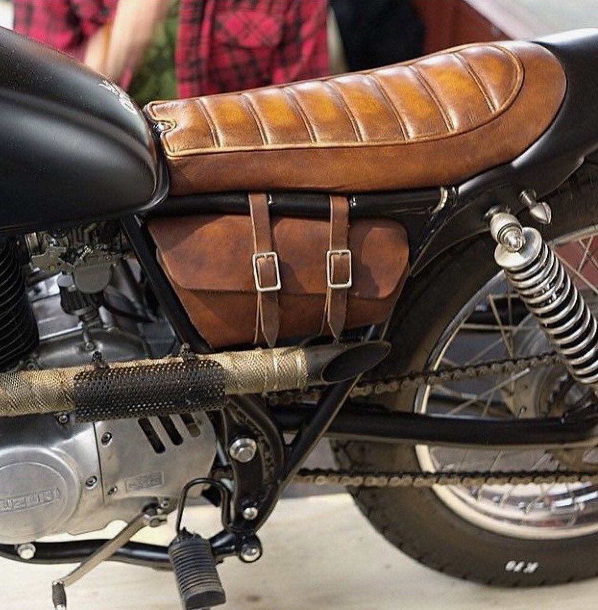 Beautiful leather work hand crafted by <a href="/oldempiremcycle/">O.E.M</a> on our Osprey collab build. It just gets better with age. 📸<a href="/CasualSnob/">casual snob</a>
