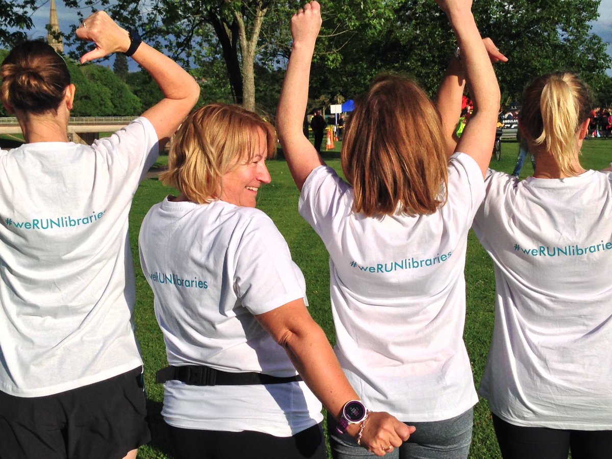 emilyjmacaulay's tweet photo. Supporting the @LibrariesUnLtd team @cityruns #RunExeRelays tonight #weRUNlibraries https://t.co/6Lc8XrH0Vc