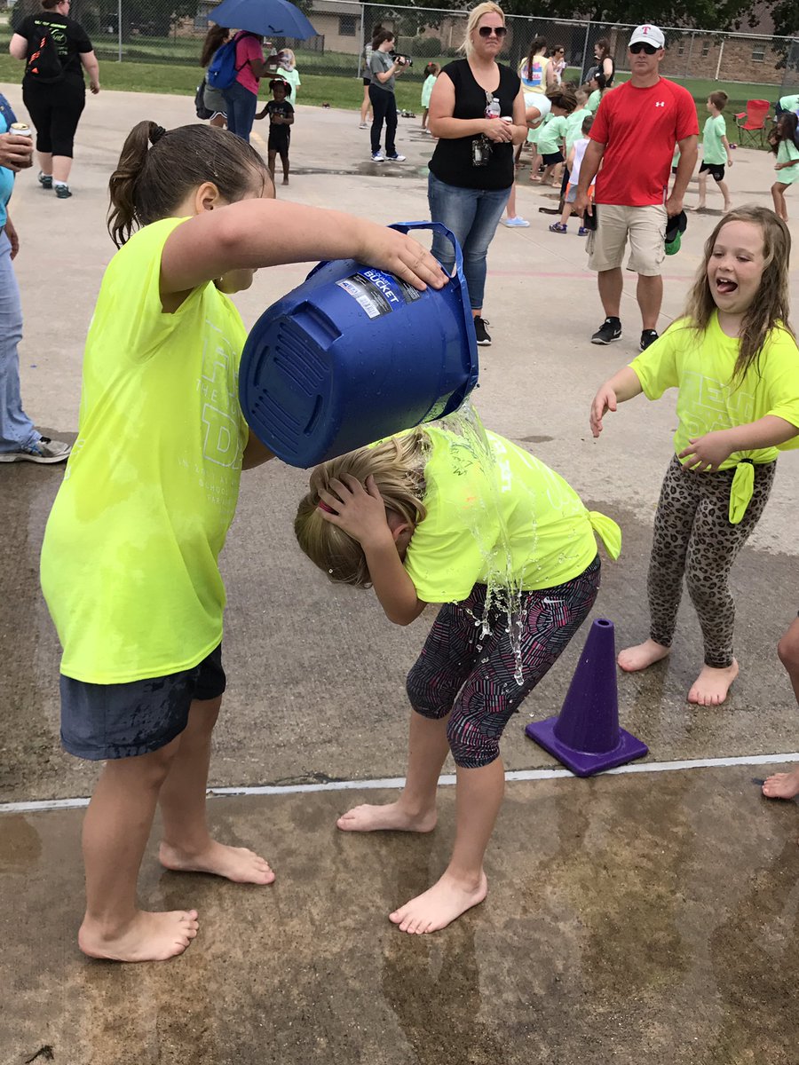 LeeFoxes's tweet photo. Afternoon of fun! Lee Field Day 2017 @LeeElementary1 @CaddoMillsISD https://t.co/4CM1UOjQA0