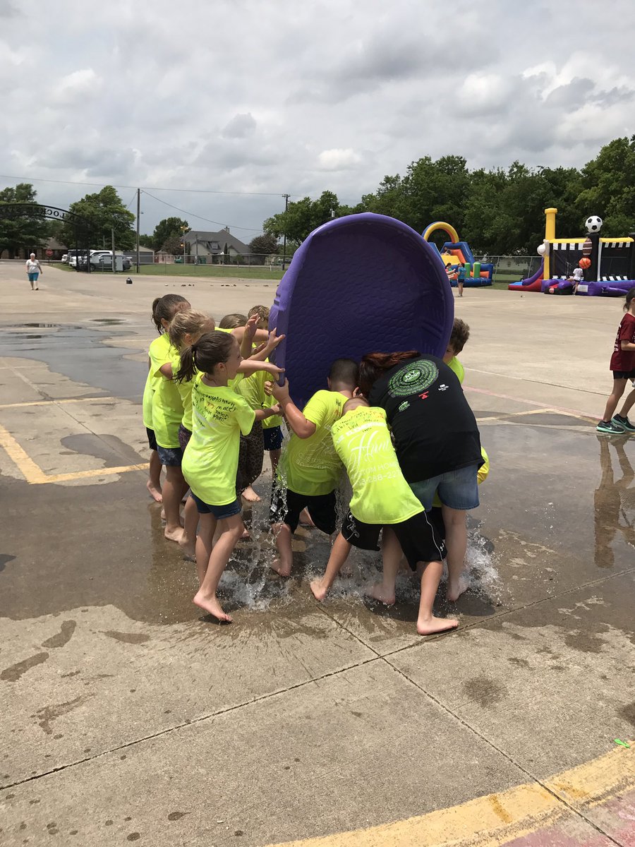LeeFoxes's tweet photo. Afternoon of fun! Lee Field Day 2017 @LeeElementary1 @CaddoMillsISD https://t.co/4CM1UOjQA0