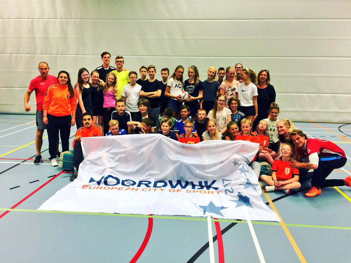 Leerlingen van het <a href="/NorthgoCollege/">Northgo College</a> op bezoek bij <a href="/FriendsUnitedzh/">Friends United</a>! #bootcamp #samenwerken #Noordwijk #kerstactie #goeddoel #viev1