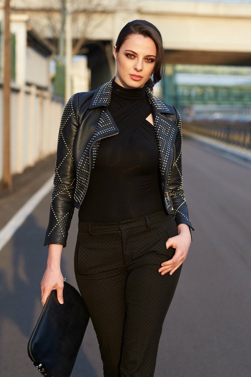 Fra_RussoFR's tweet photo. Catwalking in Milan
pic by @circhetta 🔝
#francescarusso #milano #moda #curvy https://t.co/18FVezEqcf