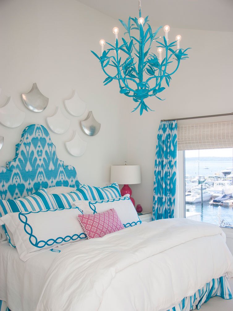 Check out how adorable our Serena chandelier is! Styled here by #tresbelleinterior