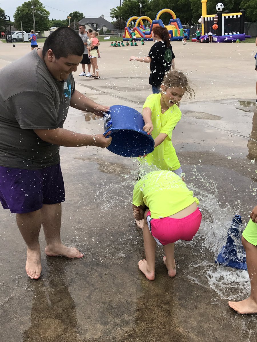 LeeFoxes's tweet photo. Afternoon of fun! Lee Field Day 2017 @LeeElementary1 @CaddoMillsISD https://t.co/mOuDBT6wcg