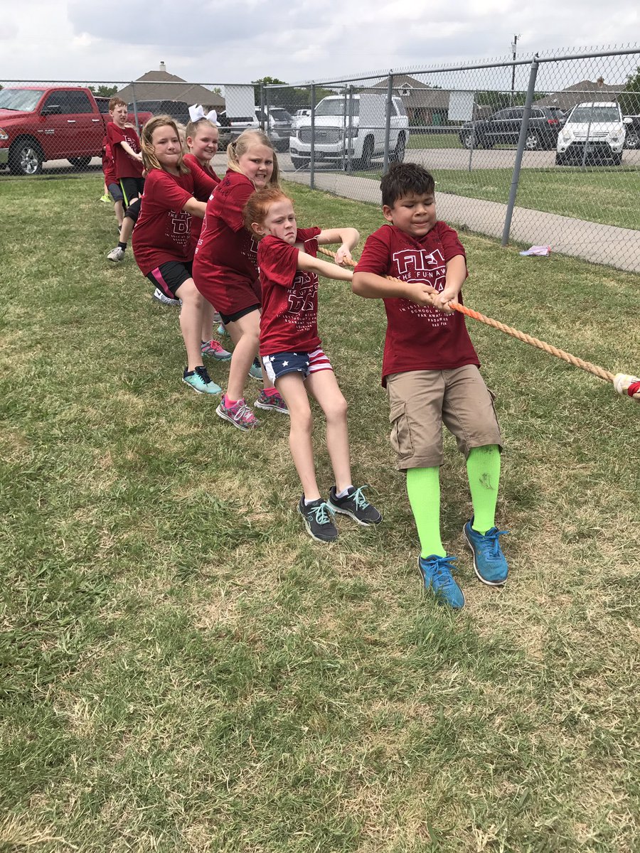 LeeFoxes's tweet photo. Afternoon of fun! Lee Field Day 2017 @LeeElementary1 @CaddoMillsISD https://t.co/1wQqrW9lqr