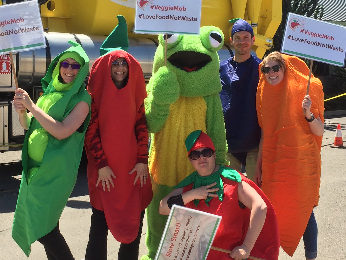 LoveFoodEugene's tweet photo. #VeggieMob shared food waste reduction tips and lots of fun at Public Works Day hosted by @EugenePW on 5/18! https://t.co/75wMqEakvj