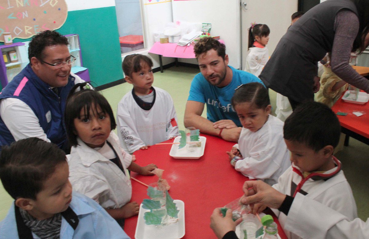 DIFCDMX's tweet photo. Entre las act que realizaron el #DG y @davidbisbal con NN, fueron experimentos científicos e identificación de colores con tapas de botellas https://t.co/yKqETICECh