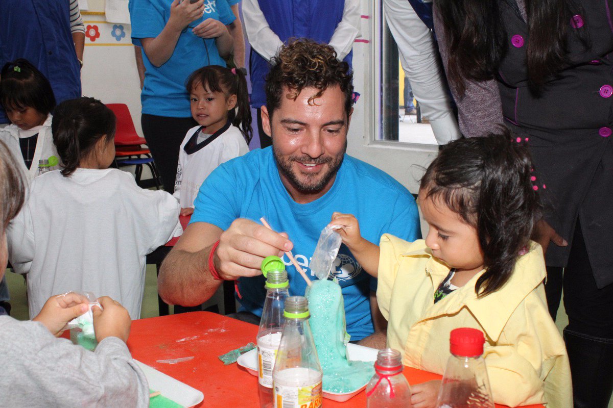 DIFCDMX's tweet photo. Entre las act que realizaron el #DG y @davidbisbal con NN, fueron experimentos científicos e identificación de colores con tapas de botellas https://t.co/yKqETICECh