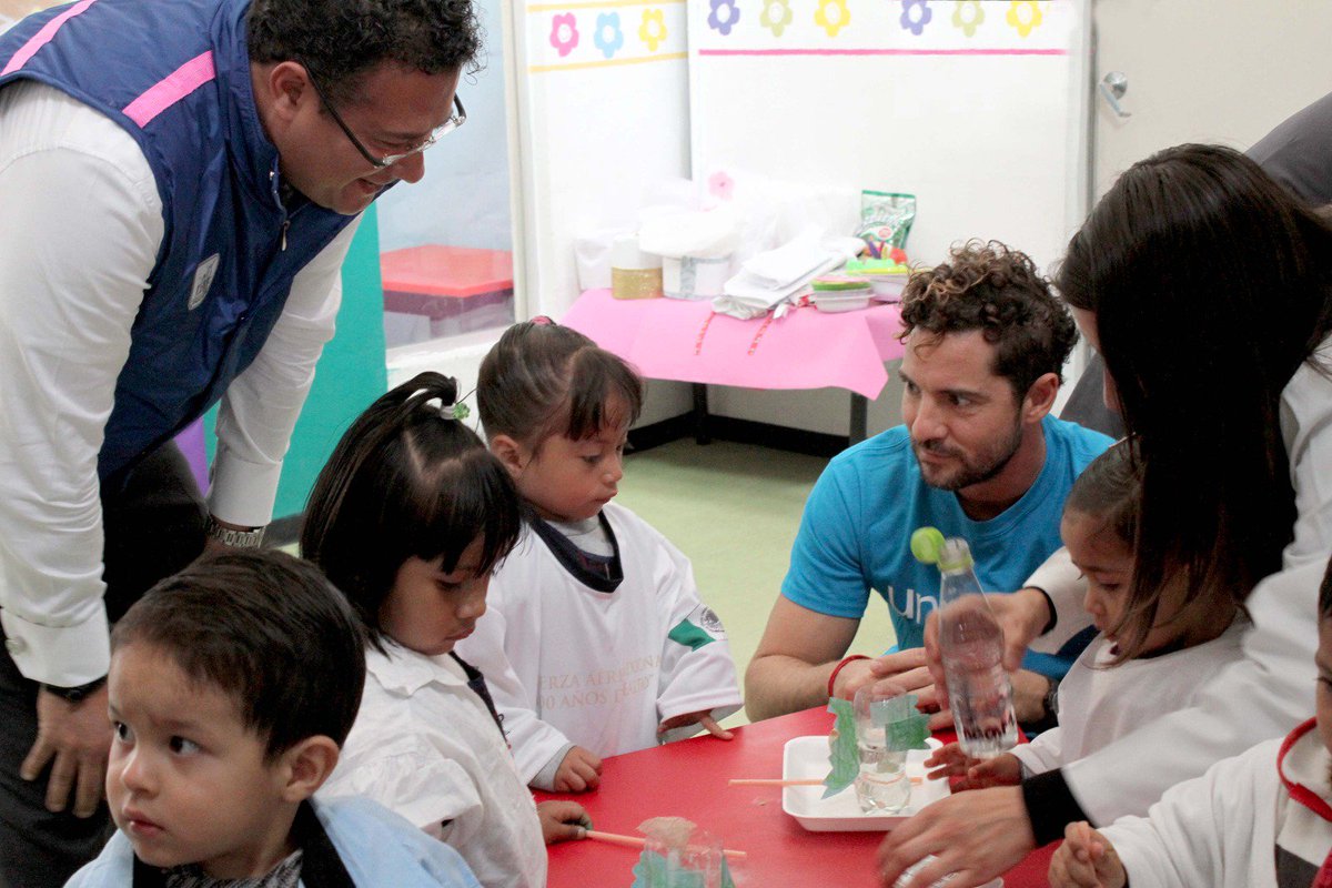 DIFCDMX's tweet photo. Entre las act que realizaron el #DG y @davidbisbal con NN, fueron experimentos científicos e identificación de colores con tapas de botellas https://t.co/yKqETICECh