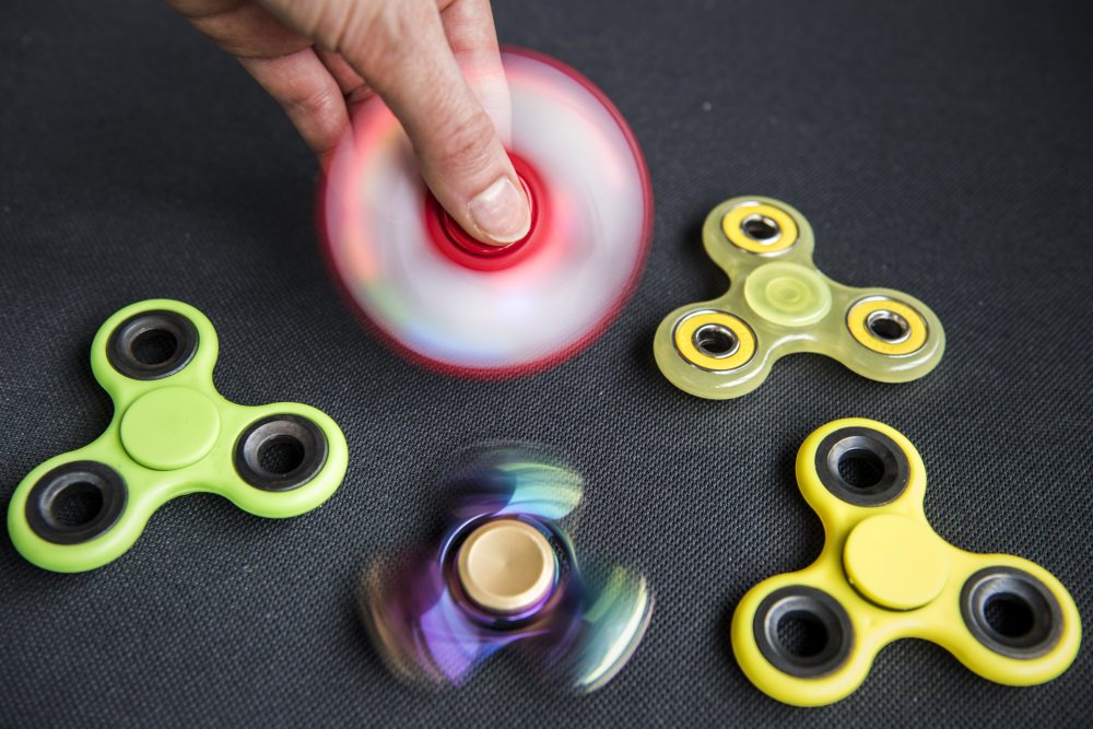 franceinter's tweet photo. Ça s'appelle un hand spinner, et ça ne sert visiblement à rien. Mais comment ça tourne au fait ? ► https://t.co/2tJGgAA9zw cc @Gubalda https://t.co/8UILtUWfxy