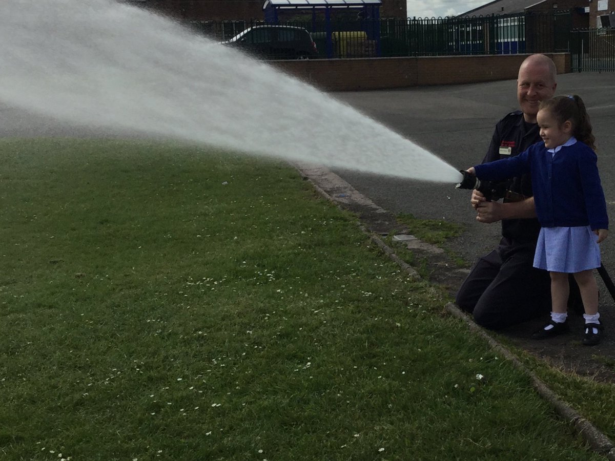 Jessica was so excited daddy was going to school with the fire engine, looks like she had fun and the children ❤