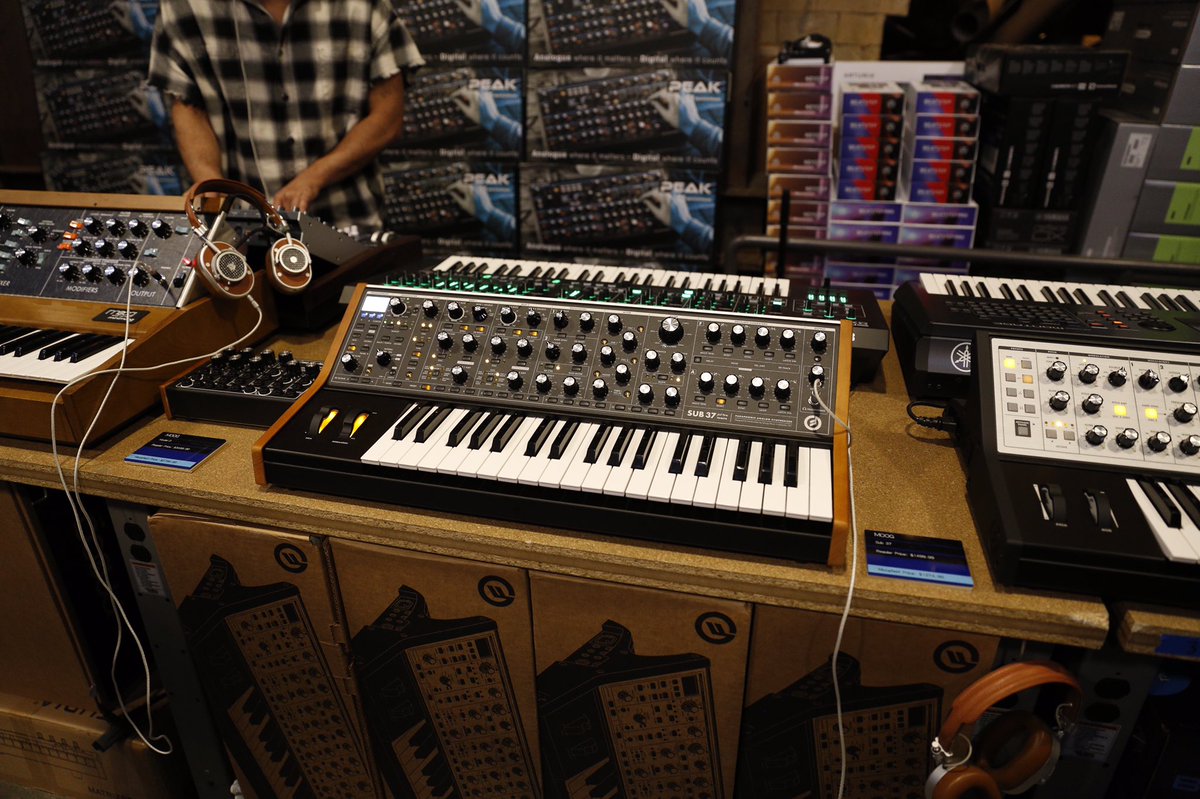 guitarcenter's tweet image. Moogin' out. 🎛🎚 #Moogfest

Tour our #MoogStore set-up on Instastory, or shop the virtual store here: bit.ly/Moogfest2017GC…