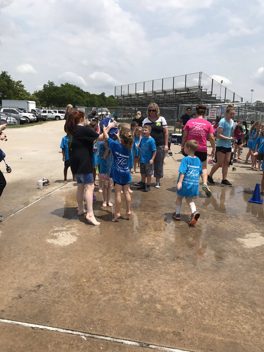 LeeFoxes's tweet photo. Afternoon of fun! Lee Field Day 2017 @LeeElementary1 @CaddoMillsISD https://t.co/3GNYgDjX3o