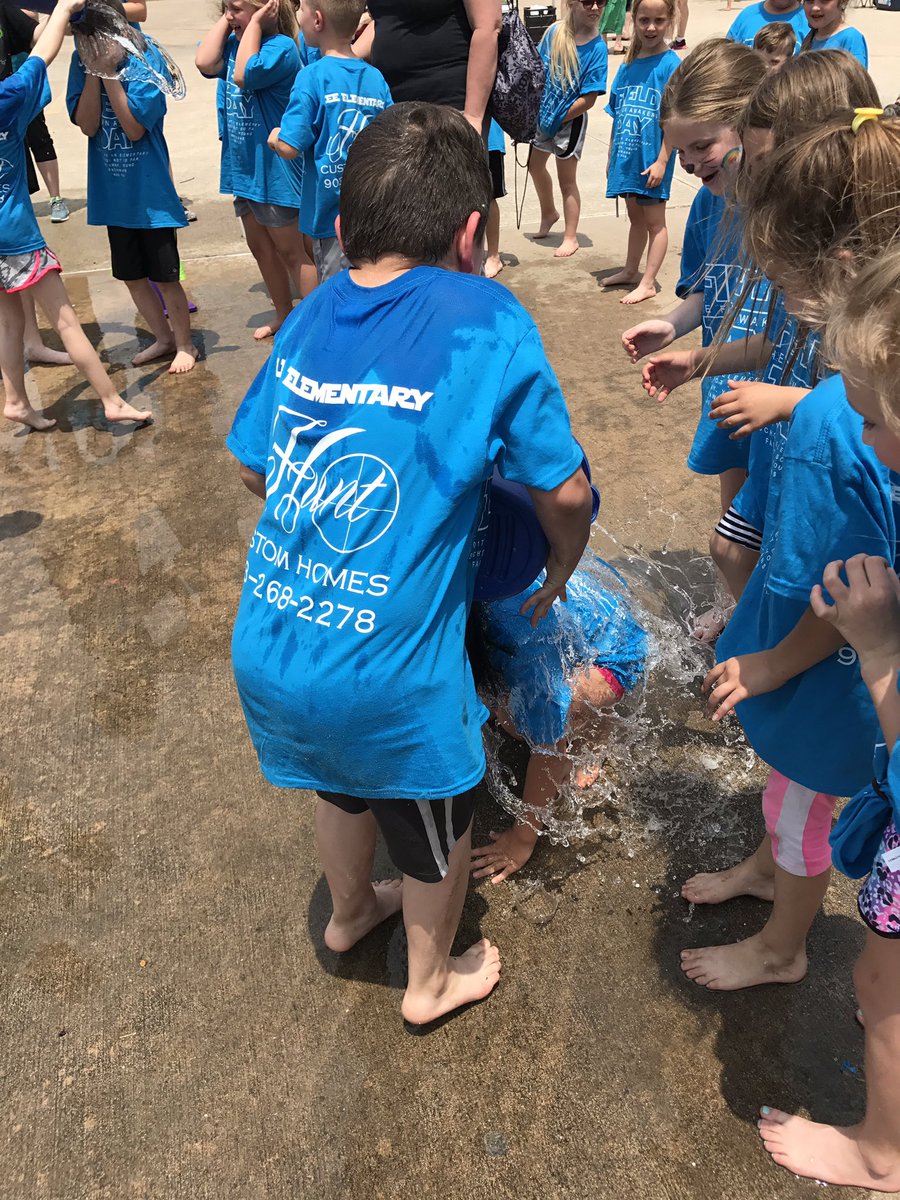 LeeFoxes's tweet photo. Afternoon of fun! Lee Field Day 2017 @LeeElementary1 @CaddoMillsISD https://t.co/3GNYgDjX3o