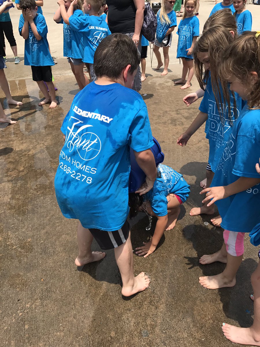LeeFoxes's tweet photo. Afternoon of fun! Lee Field Day 2017 @LeeElementary1 @CaddoMillsISD https://t.co/3GNYgDjX3o