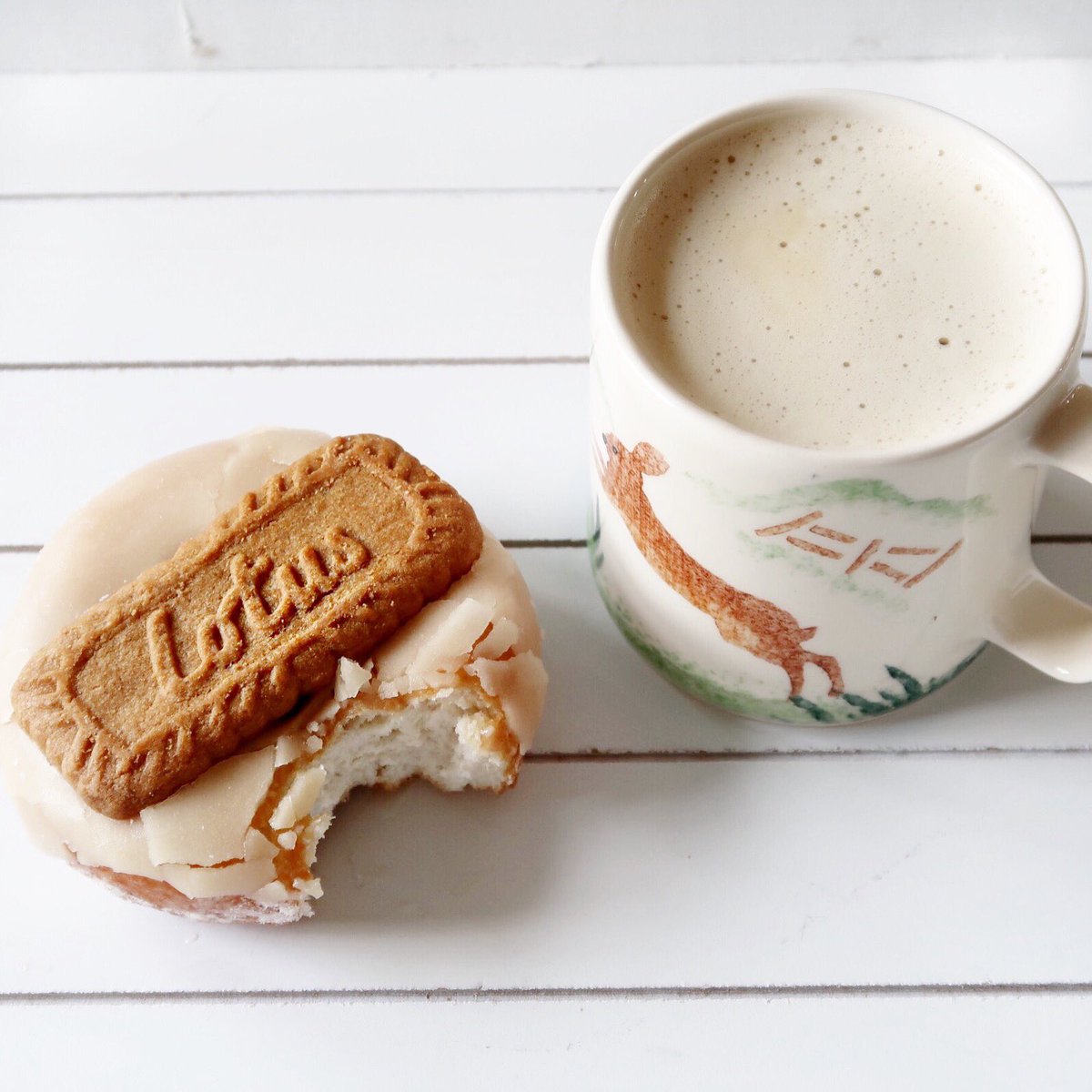 Tarajadeuk's tweet photo. A vegan doughnut that tastes every bit as incredible as a Krispy Kreme...@kindcrusts bravo! 🙌🏼
#vegantreat #donut #iifym #girlswholift #omg https://t.co/zBCXsMHQdr