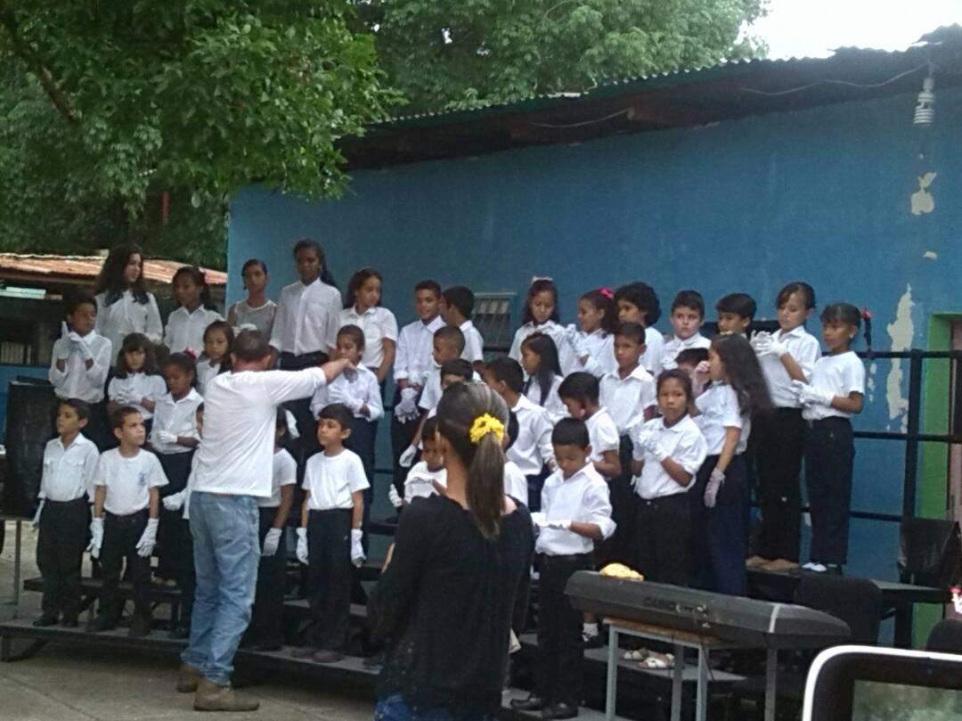 El Coro de niños manos blancas! Llenando de alegría la celebración del día de la madres <a href="/SistemaGuarico/">Sistema Orq. Guárico</a>