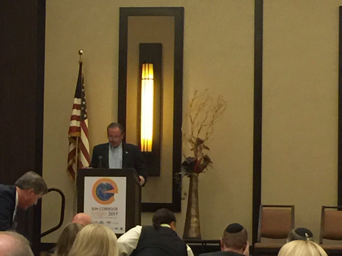 ScottsdaleEcDev's tweet photo. Scottsdale Mayor W.J. "Jim" Lane speaking at Sun Corridor edge 2017 conference. #exportEDGE. #scottsdale @MayorJimLane https://t.co/QHcXoDDK04