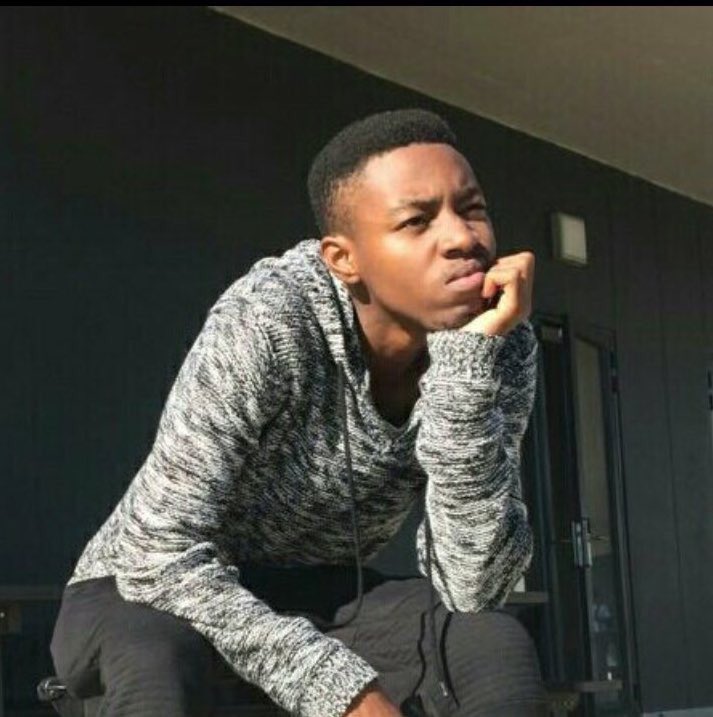 Barh_Mzimela's tweet photo. I think Amos should replace Nkunzi🤔🤔 #Uzalo #BringBackAmos https://t.co/oxWNV8QadZ