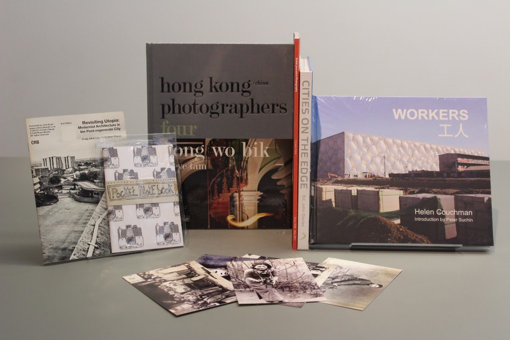 LookPhotoFest's tweet image. You could win £100+ of photobooks, goodies &amp;amp; signed book by @JohnDaviesLive, just complete this LOOK/17 short survey bit.ly/2rbnLe4