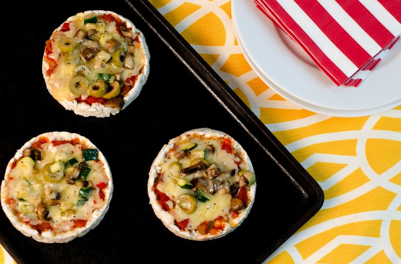 Celebrate the weekend &amp; throw your kids a #pizzaparty w/ Dasha's Tortilla Pizza Crackers for #NationalPizzaPartyDay! bit.ly/2l93nYK