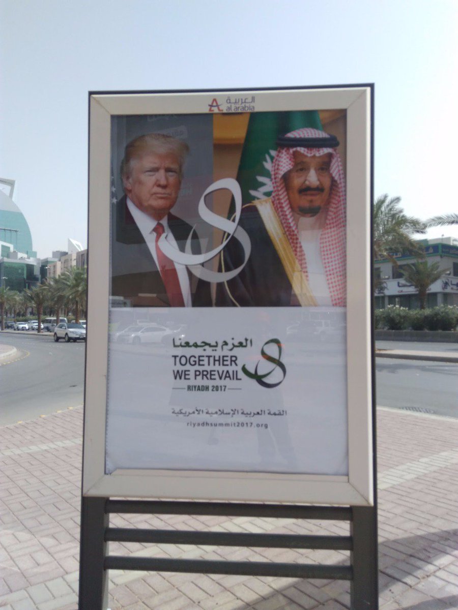 Amanatalriyadh's tweet photo. الشوارع والميادين تزينت باعلام ولوحات ترحيبية بضيوف #القمة_العربية_الإسلامية_الأمريكية في #الرياض ..
#العزم_يجمعنا https://t.co/hIb7jPpR5l