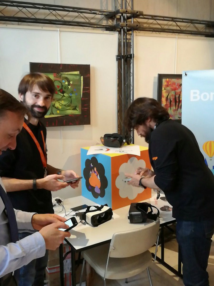 digihackademy's tweet photo. animation @amb_digit #OrangeVR1, la jeunesse de @MPT_Sotteville en pleine immersion virtuelle 😵😵 https://t.co/Z3l1PZGhO4