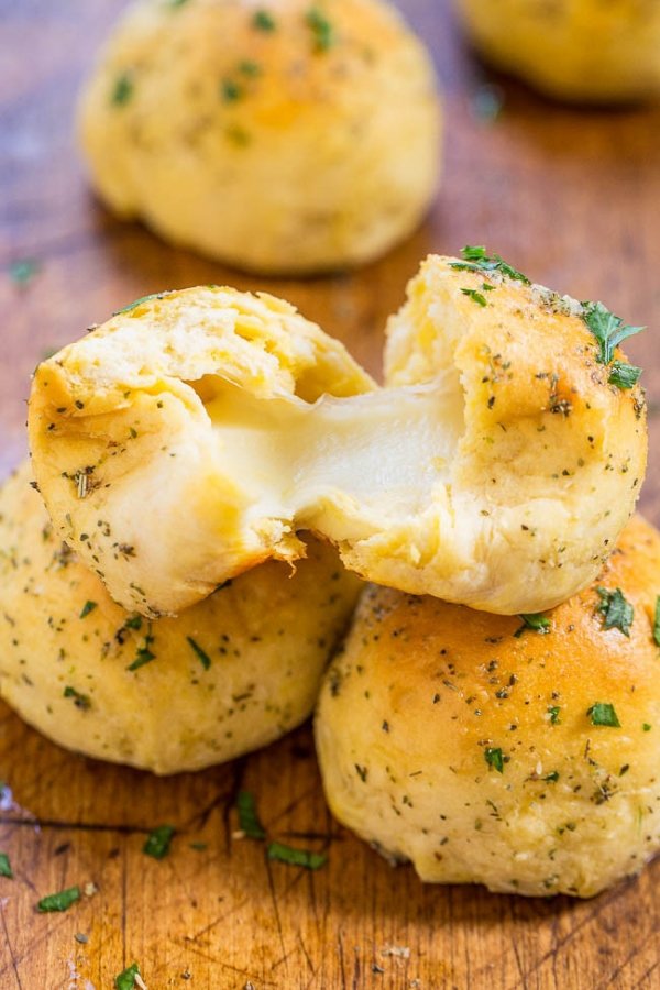 Foodaesthetix's tweet photo. #CheesyGarlicKnots https://t.co/wh3rVHvLnB