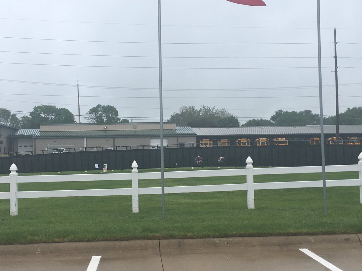 AmyMiehe's tweet photo. East High students visiting the wall that heals honoring Vietnam vets @WaterlooTrojans @WaterlooSchools #thankfulforvets https://t.co/z55WvUWIFC