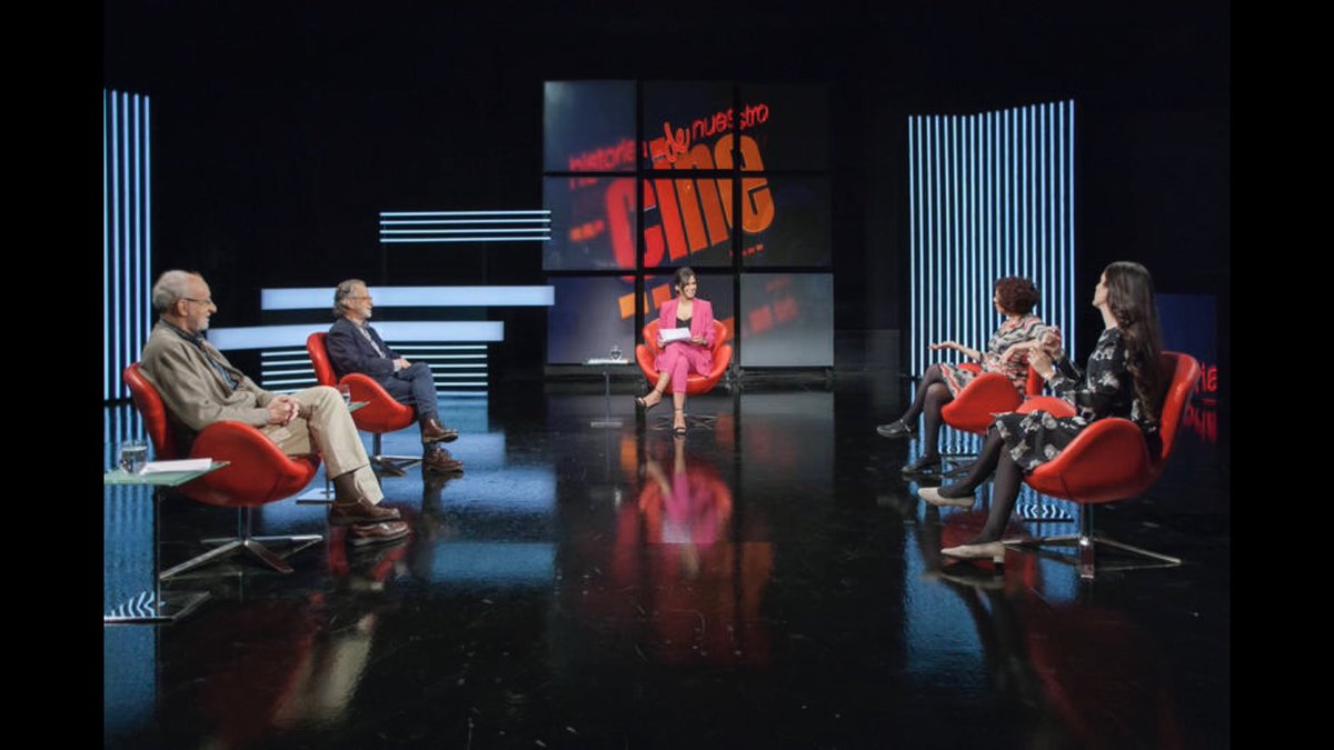 elenassanchez_'s tweet photo. Es un gustazo escuchar hablar de cine a Fernando Colomo, Icíar Bollaín @carlosfheredero y @laurerius Ahora en #ColoquioHNC @la2_tve https://t.co/sZc57W5zYR