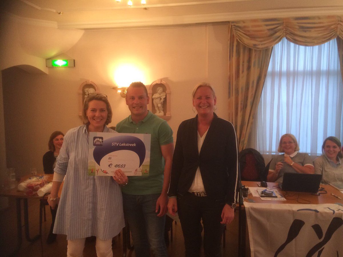MSellenraad's tweet photo. Vanavond namens @RaboKwaard  een mooie cheque uitgereikt aan @stvlekstreek  #raboclubkas. Mooi om te zien hoe blij ze waren! https://t.co/qF4XznP8oK