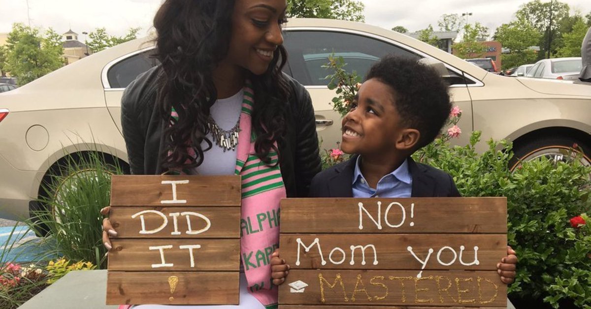 Mom And Son Inspire Thousands With Creative Graduation Photo dlvr.it/PBTDhl