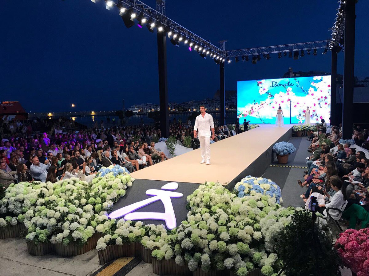 goib's tweet photo. Comença la desfilada #PasarelaAdlibIbiza17. L'esdeveniment de la moda d'Eivissa. Enguany amb el Patrimoni Mundial de Dalt Vila de fons https://t.co/MDfUX6TTcU