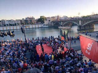 Anne_Hidalgo's tweet photo. Etoy muy feliz de estar aquí en Sevilla esta noche para apoyar a mi amigo@sanchezcastejon #PSOE #AndalucíaConPedro https://t.co/jBlEKoVUNu