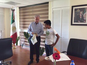 JorgeRescala's tweet photo. .@Emmanuel_GC1 un gusto que hayas visitado las oficinas centrales de la @CONAFOR gracias por el pin de @PFTPMex y el libro "árbol a árbol" https://t.co/BiXR4sCSGA
