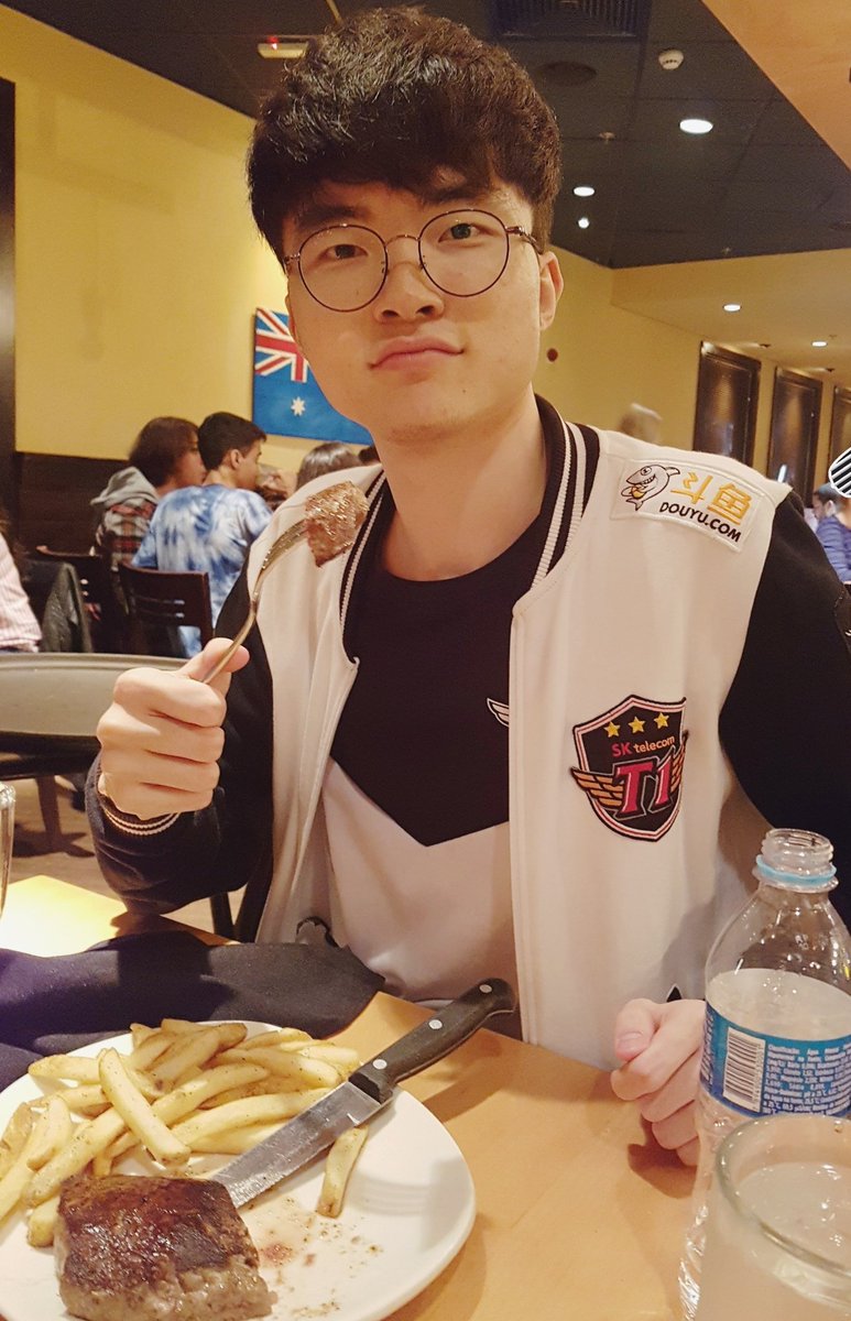 T1LoL's tweet photo. 고기 사랑 #Faker &amp; @SKT_Wolf #SKTWIN https://t.co/vewwpBFbO9
