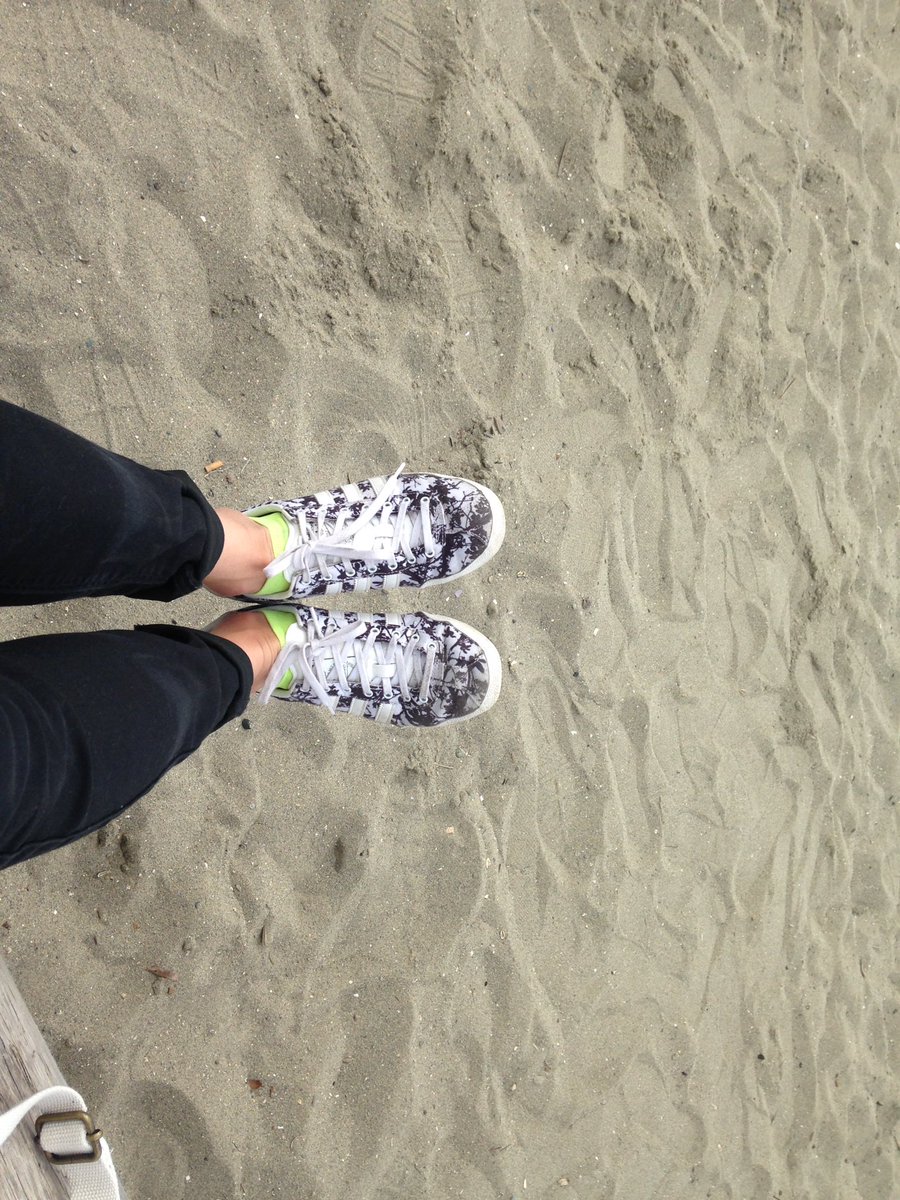C_linevitable's tweet photo. Mes gazelles @adidasoriginals et moi on pense fort à #whyirunrepublique à vancouver . Des bisous https://t.co/amWhONLvkz