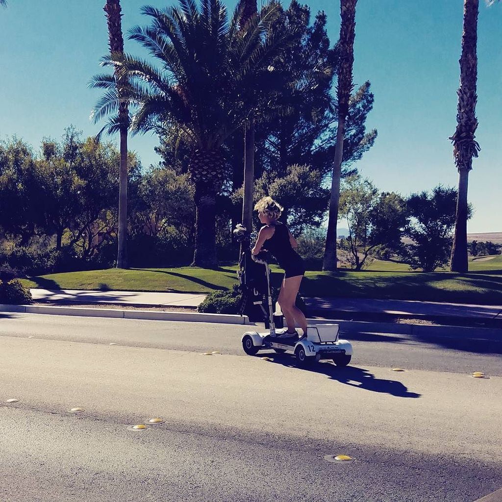 HaiCapri's tweet photo. Wheeeeeeeeeeeee! #vegasgolf #golfboard #thisisfun #fun #ilovegolf #golfboarding #vegas #golfcaddy #vipgolf https://t.co/5qXwgV2cuw