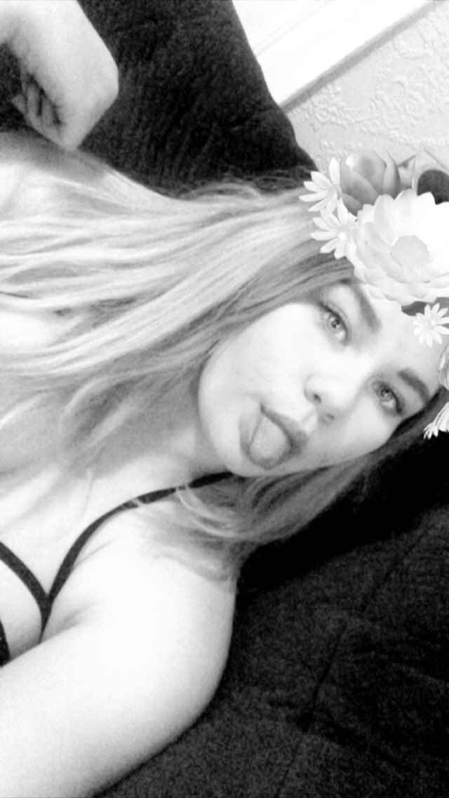 hotlineolivia's tweet photo. How do people think of good captions for there photos?!? https://t.co/XNtYwybbrq