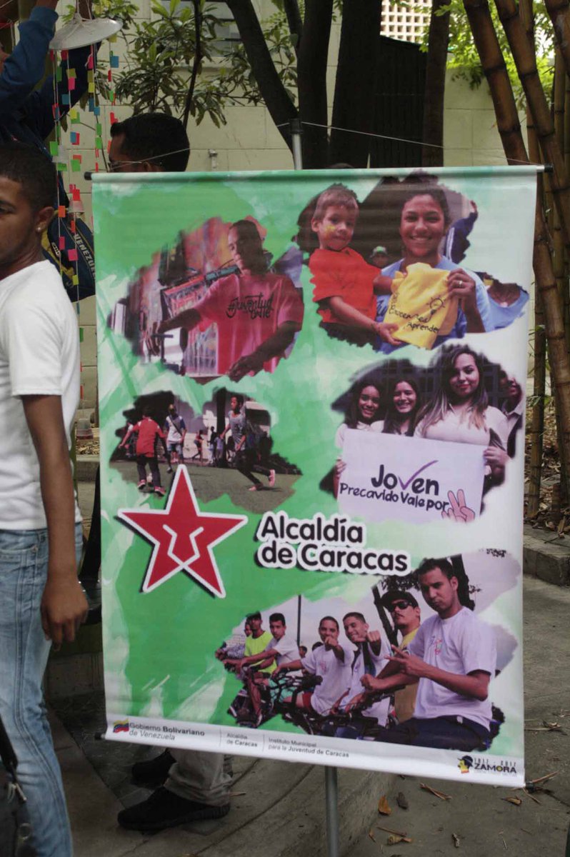 AngeloRivasVen's tweet photo. HOY desde la Plaza los Museos, la Juventud de Caracas participó en la Expo-Feria del reciclaje 2017 #JuventudALaCalle #JGDC @NicolasMaduro https://t.co/hMuJArb1mK