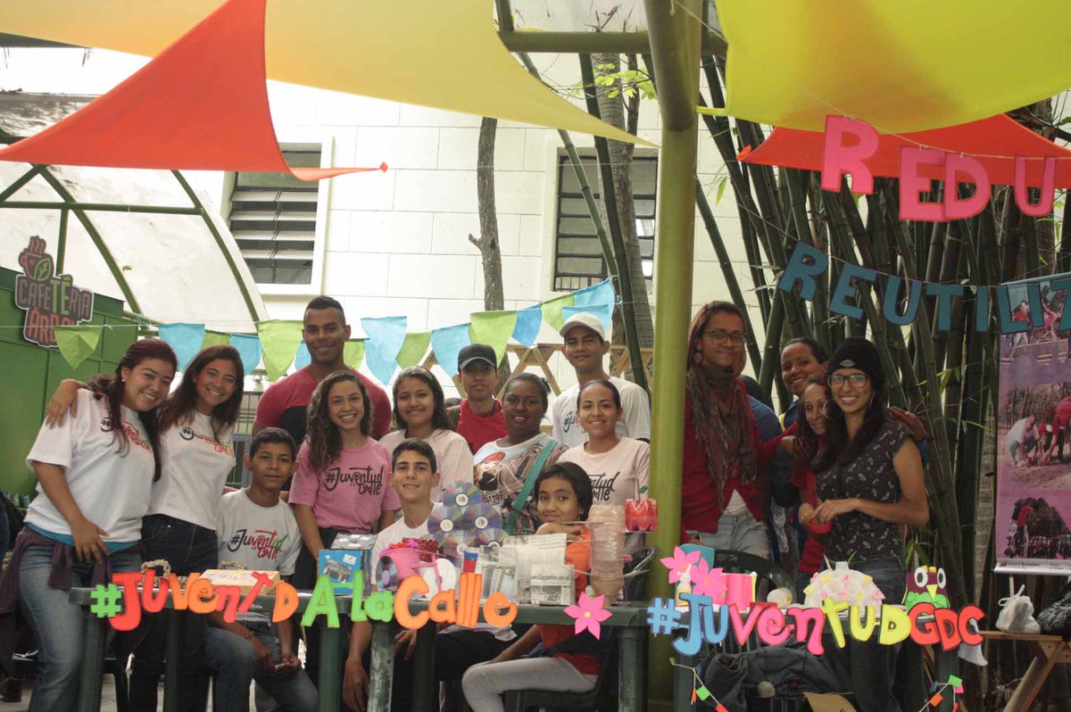 AngeloRivasVen's tweet photo. HOY desde la Plaza los Museos, la Juventud de Caracas participó en la Expo-Feria del reciclaje 2017 #JuventudALaCalle #JGDC @NicolasMaduro https://t.co/hMuJArb1mK