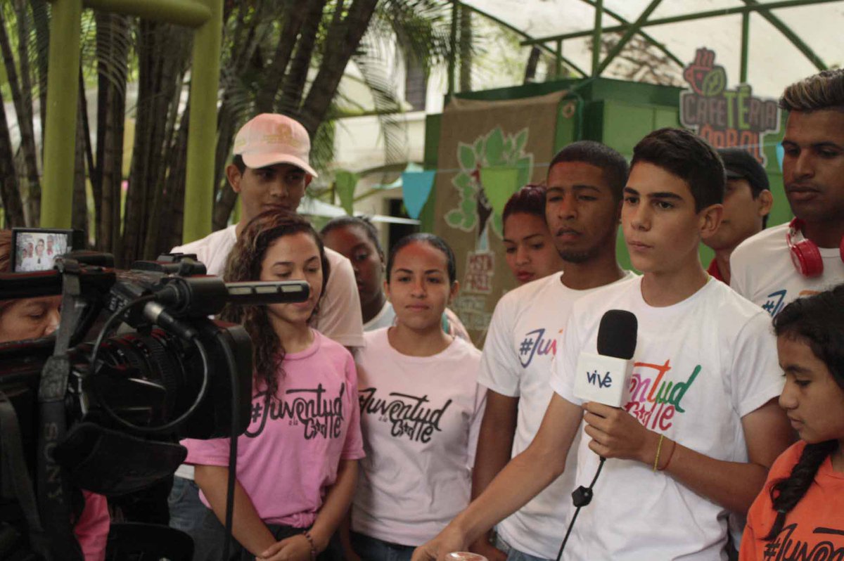 AngeloRivasVen's tweet photo. HOY desde la Plaza los Museos, la Juventud de Caracas participó en la Expo-Feria del reciclaje 2017. #JuventudALaCalle #JGDC @NicolasMaduro https://t.co/eEQcyFJ0Xp