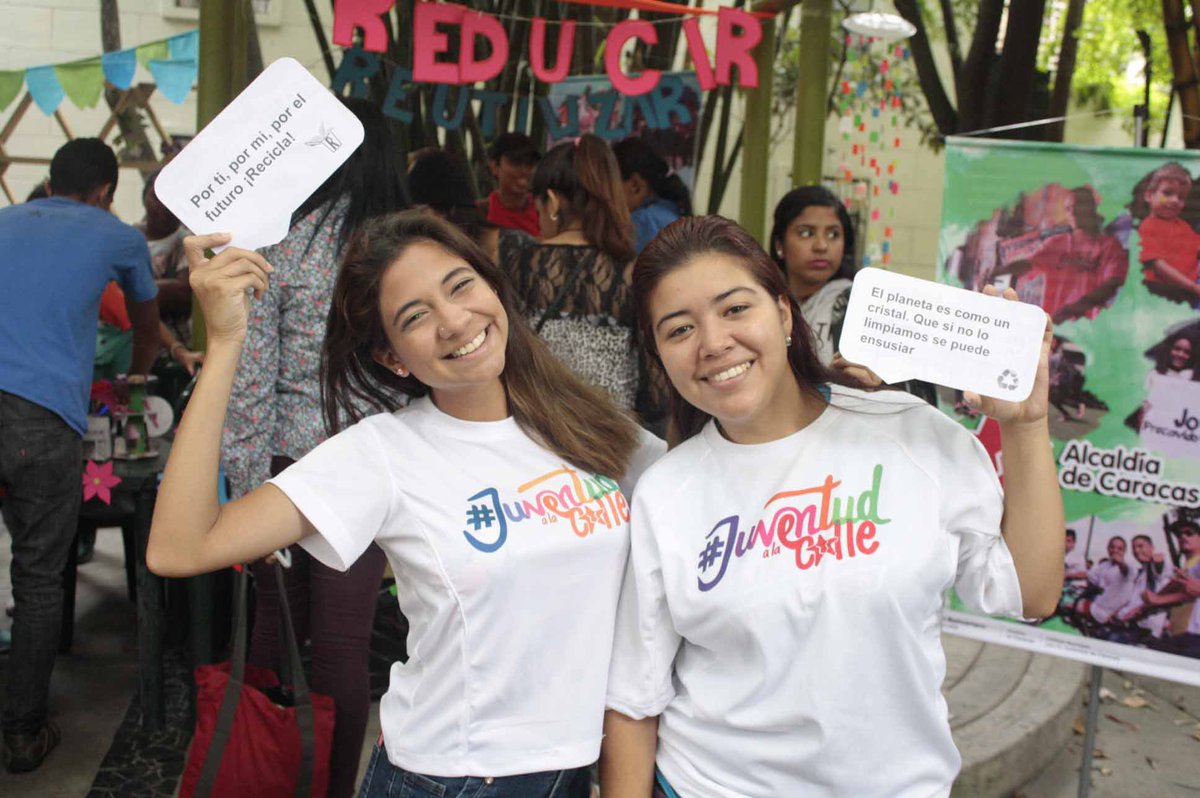 AngeloRivasVen's tweet photo. HOY desde la Plaza los Museos, la Juventud de Caracas participó en la Expo-Feria del reciclaje 2017. #JuventudALaCalle #JGDC @NicolasMaduro https://t.co/eEQcyFJ0Xp