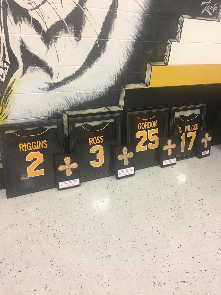 david_lara5's tweet photo. Thank you 2017 Baseball seniors for a great career at HHS! Once a Tiger always a Tiger! #TEAMHHS https://t.co/9PWJp1bebd