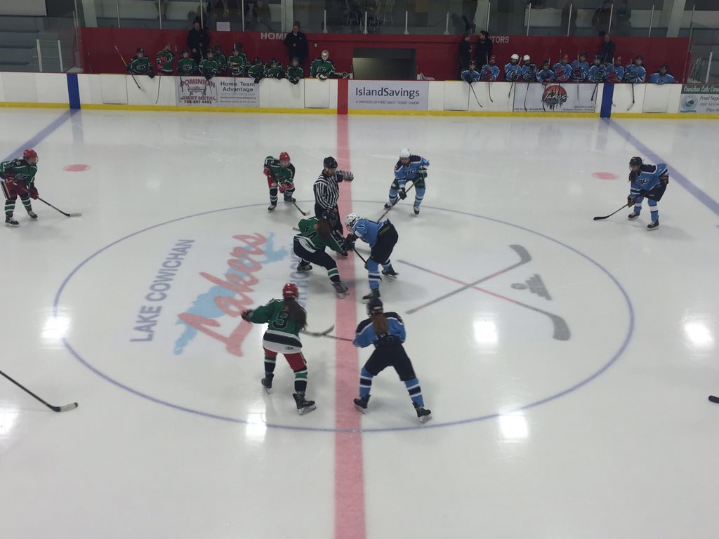 BCHockey_Female's tweet photo. Start of the third &amp; #TeamBCGreen up 2 over #TeamBCBlue. Score 4-2. #U18POE https://t.co/zegSbhWONN