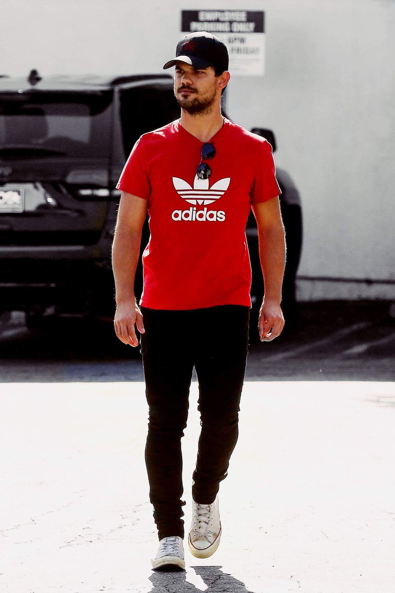_lautnerpage_'s tweet photo. #taylorlautner #Red #adidas 
I love it this Edit!!
By: instagram @taylorlautnerblackandwhite https://t.co/jmzOUwq89g