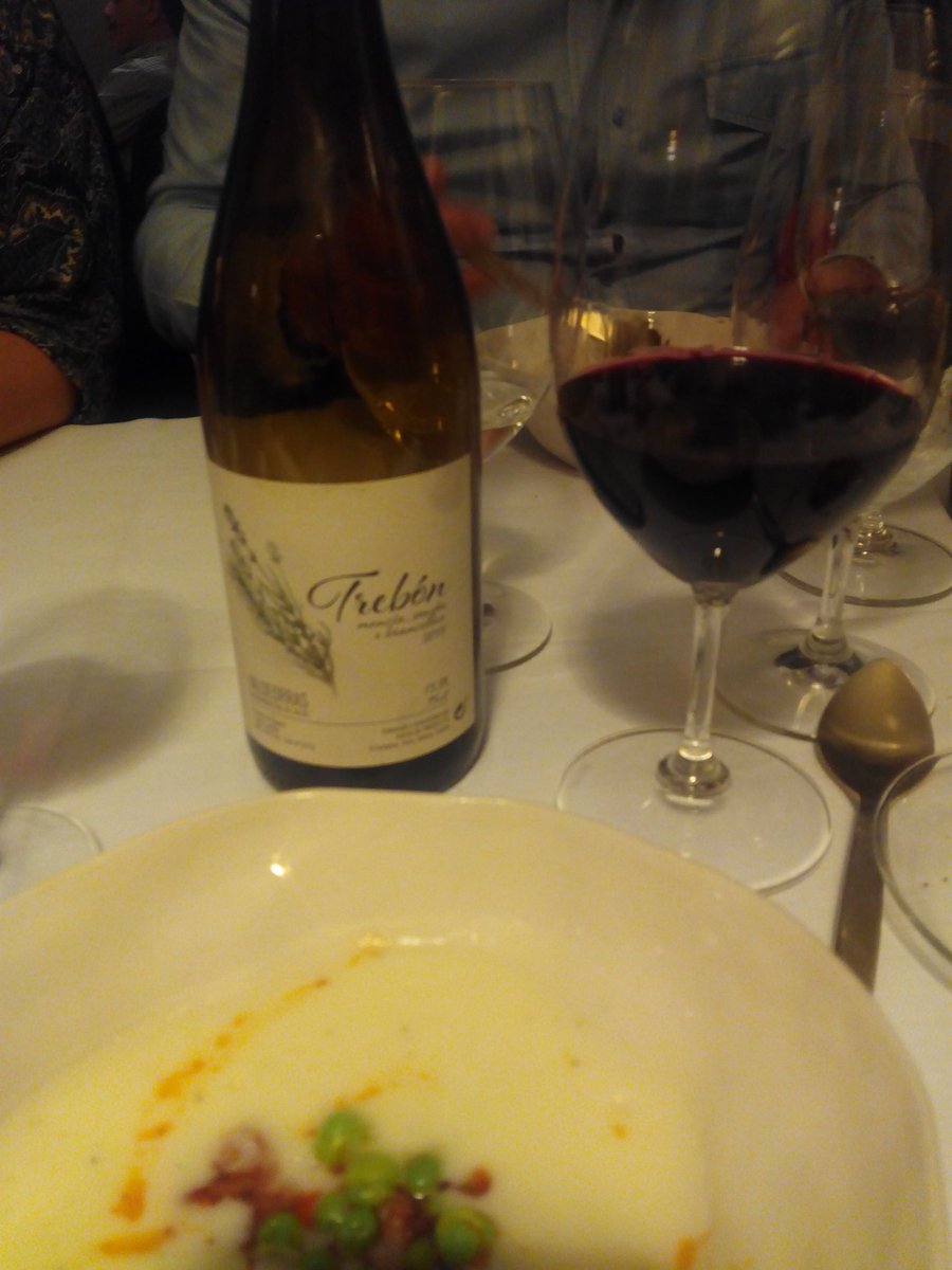 AdegadaPinguela's tweet photo. Maridaxe cos viños da #Pinguela no restaurante #elromero en #Compostela https://t.co/lknkE8eTbp